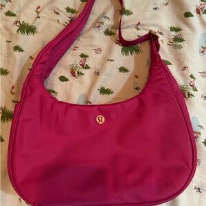 lululemon shoulder bag (Berry Rumble)